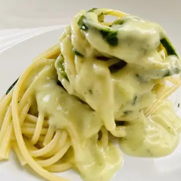 Ricetta 🌾Spaghetti con crema di zucchine e parmigiano 😋👍 di Papachef.italia