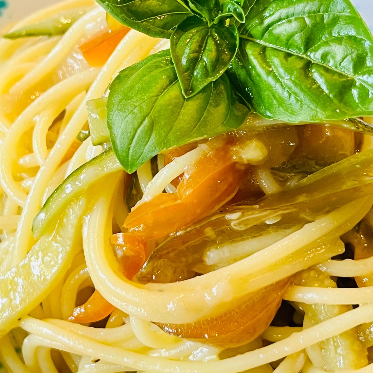 Spaghetti con verdure e crema di formaggio