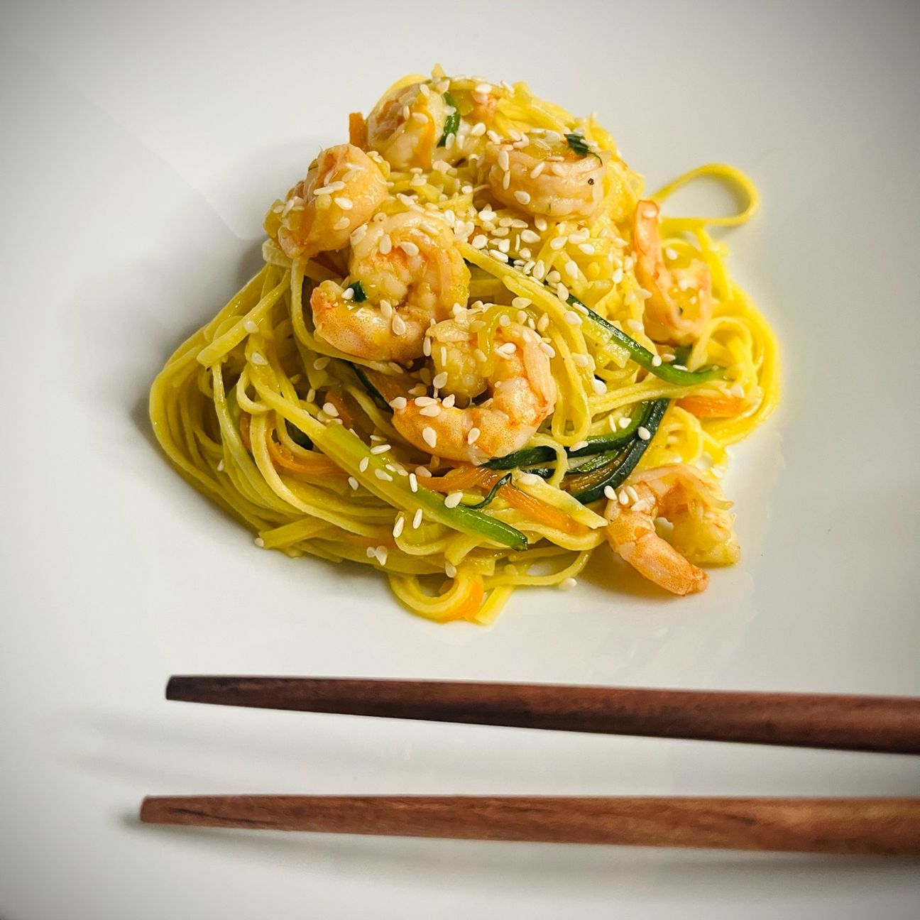 Tagliolini con gamberi e verdure.