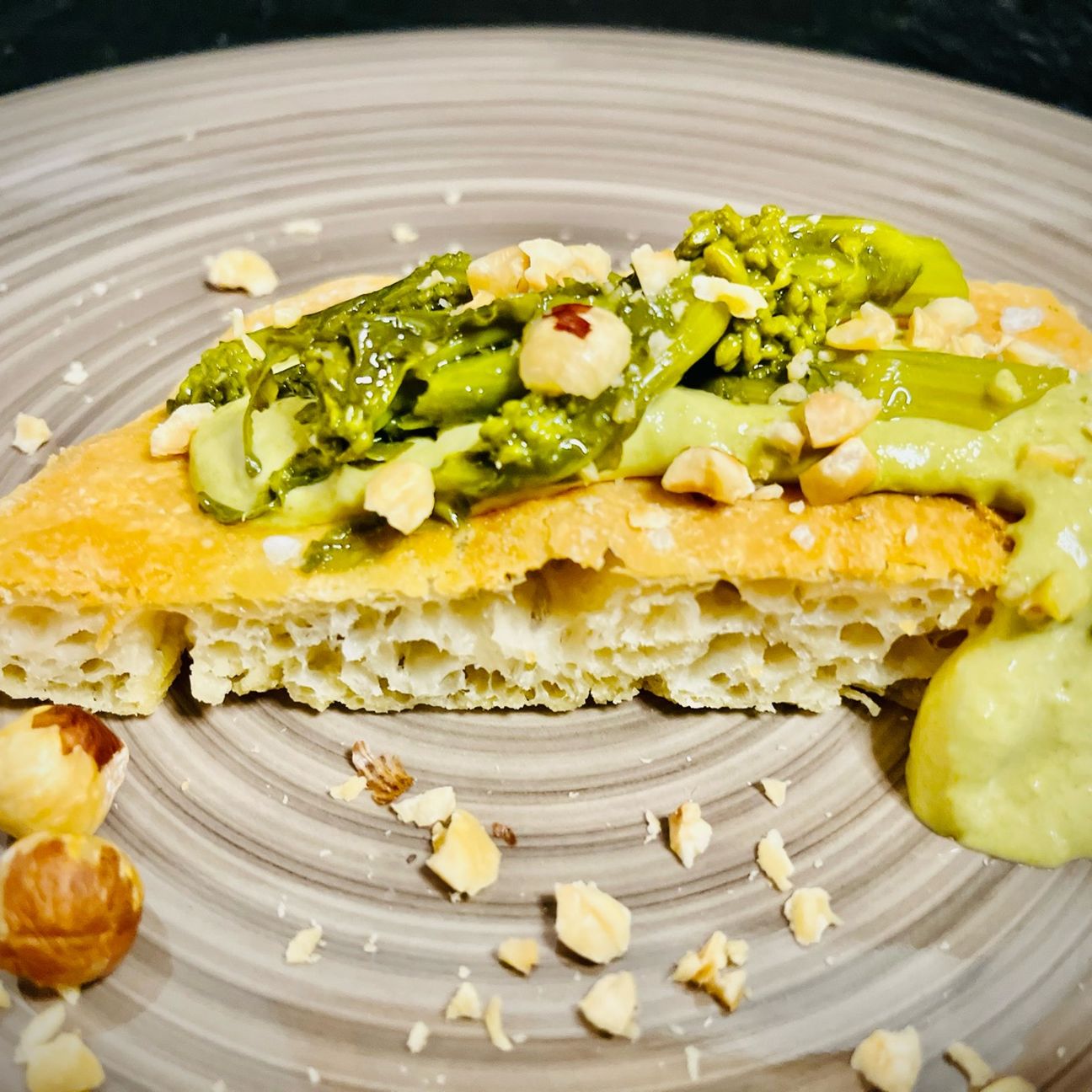 Pizza bianca con maionese alle nocciole e cime di rapa.