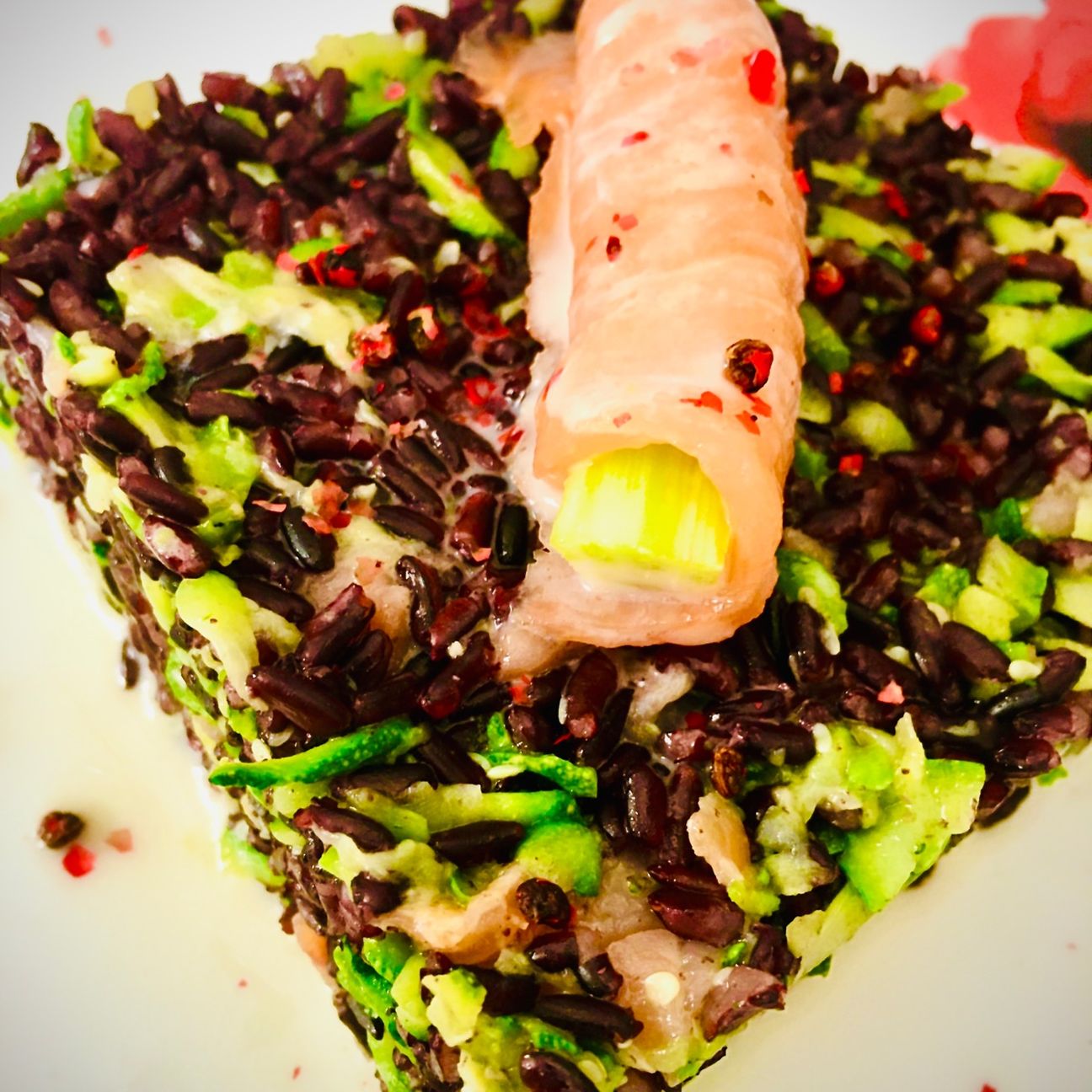 Riso venere con salmone, zucchine e salsa yogurt.