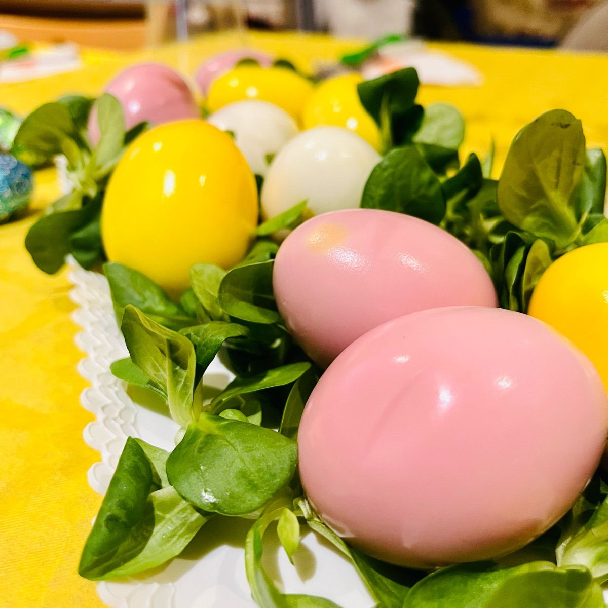 Uova sode colorate, ricetta facilissima.