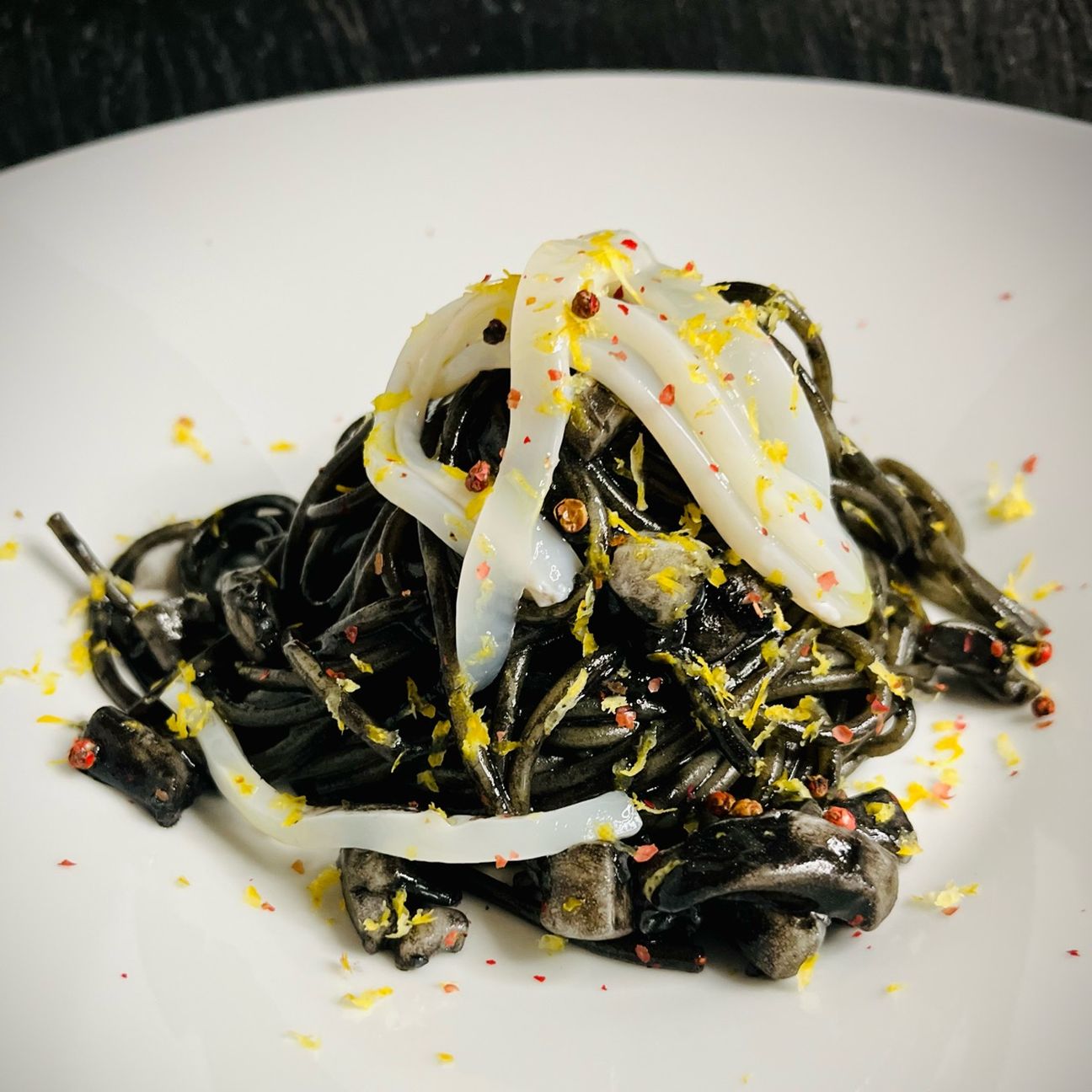 Spaghetti al nero di seppia, seppia cotta e cruda.