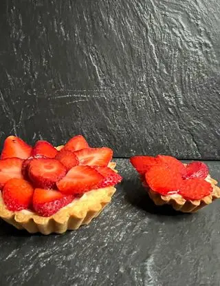 Ricetta Crostatine con crema pasticcera e fragole 🍓 di Papachef.italia