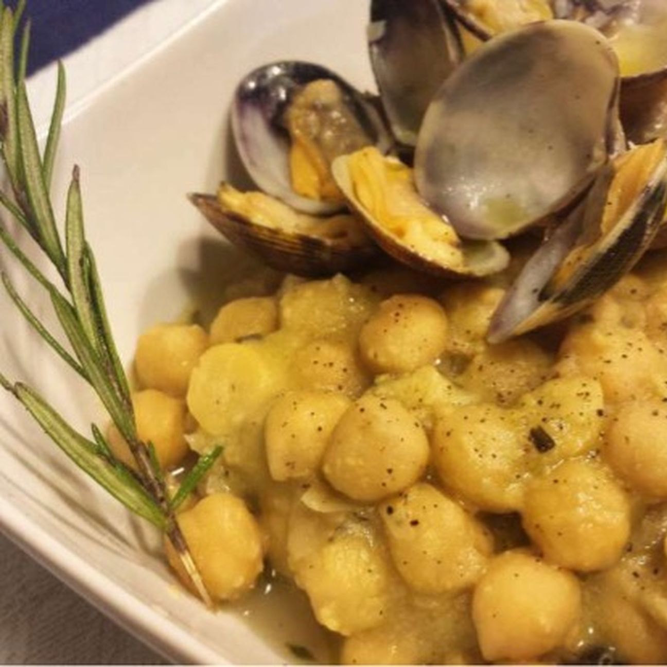 Zuppetta di vongole ceci e zafferano