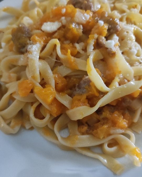 Tagliatelle zucca e salsiccia
