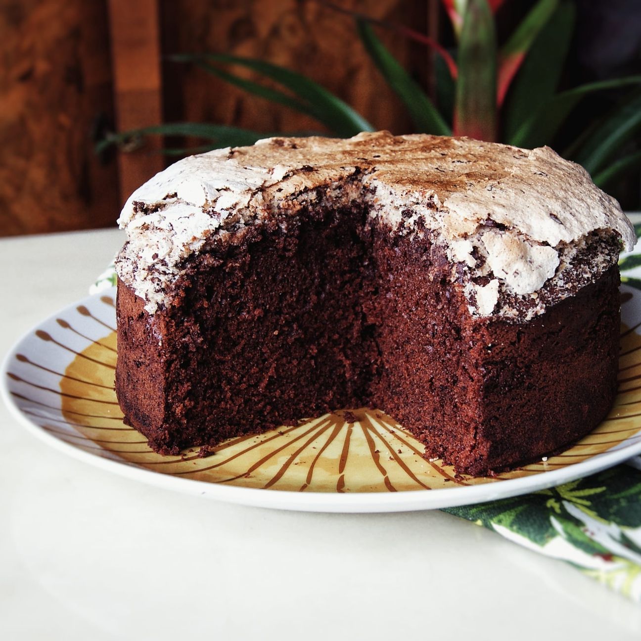 Torta al cioccolato fondente con meringa alle nocciole