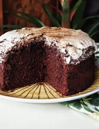 Ricetta Torta al cioccolato fondente con meringa alle nocciole di double.gram