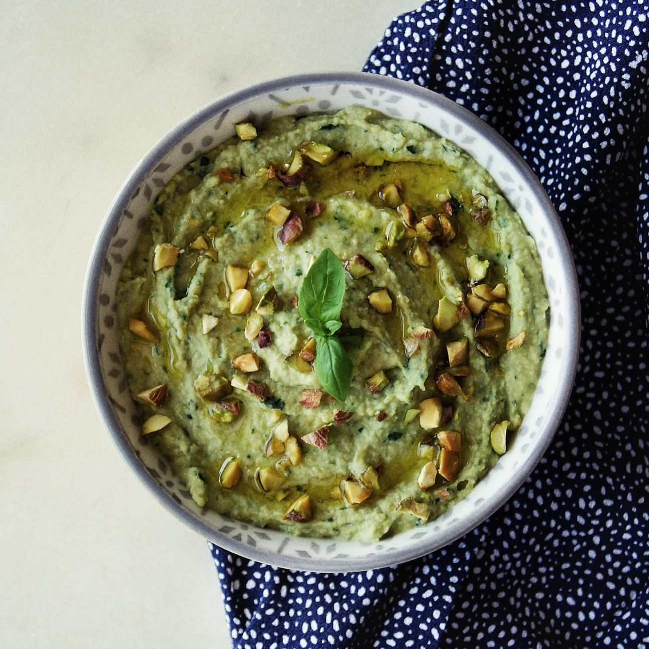 Hummus al basilico