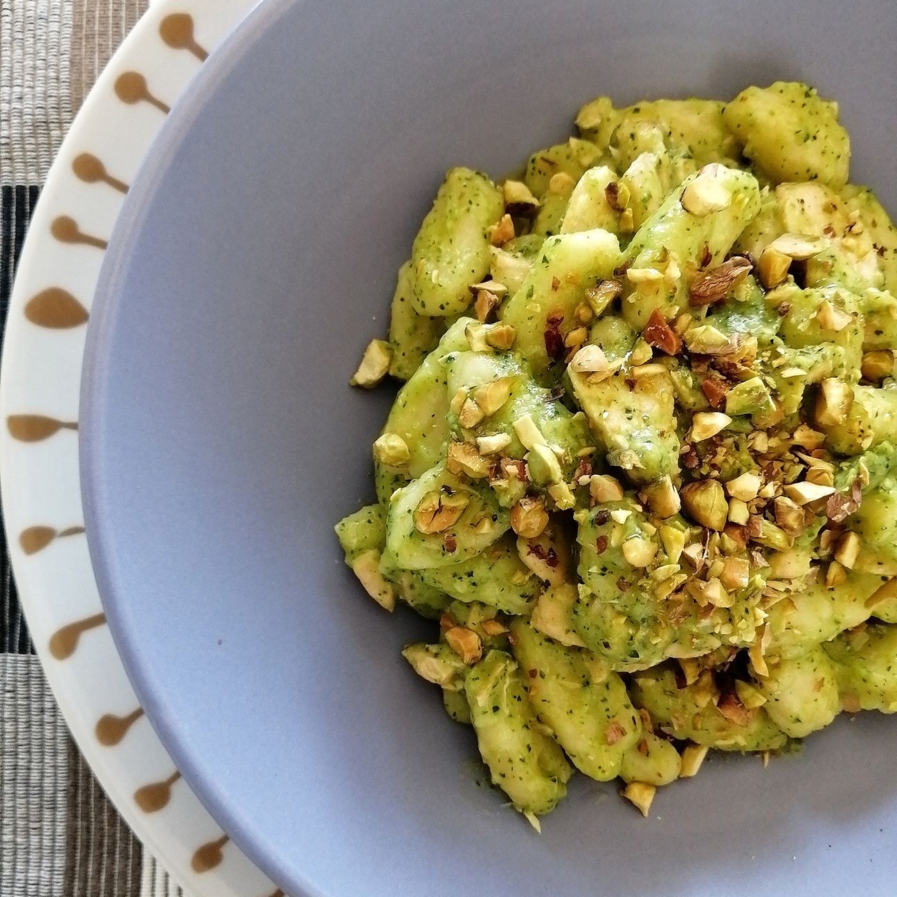 Cavatelli fatti a mano, con crema di zucchine, salmone all'arancia e pistacchi