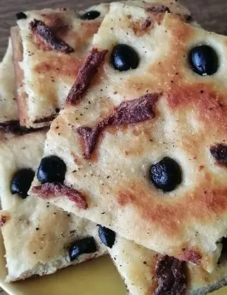 Ricetta Focaccia ai fiocchi di patate con acciughe al tartufo e olive di double.gram