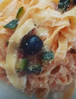 Ricetta Tagliatelle con sugo di zucchine,  pecorino e olive. di Fiorella