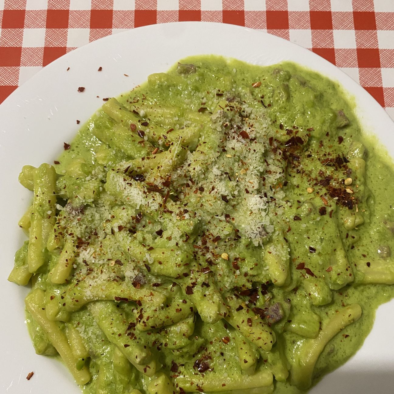 Caserecce con crema di piselli, Philadelphia e pancetta