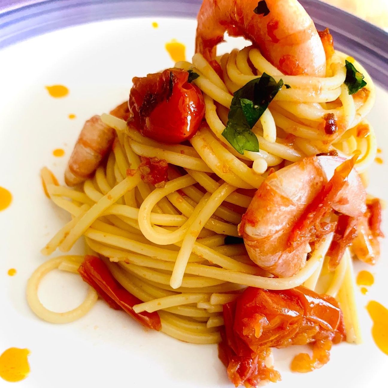 Spaghetti gamberi, piennolo e pesto