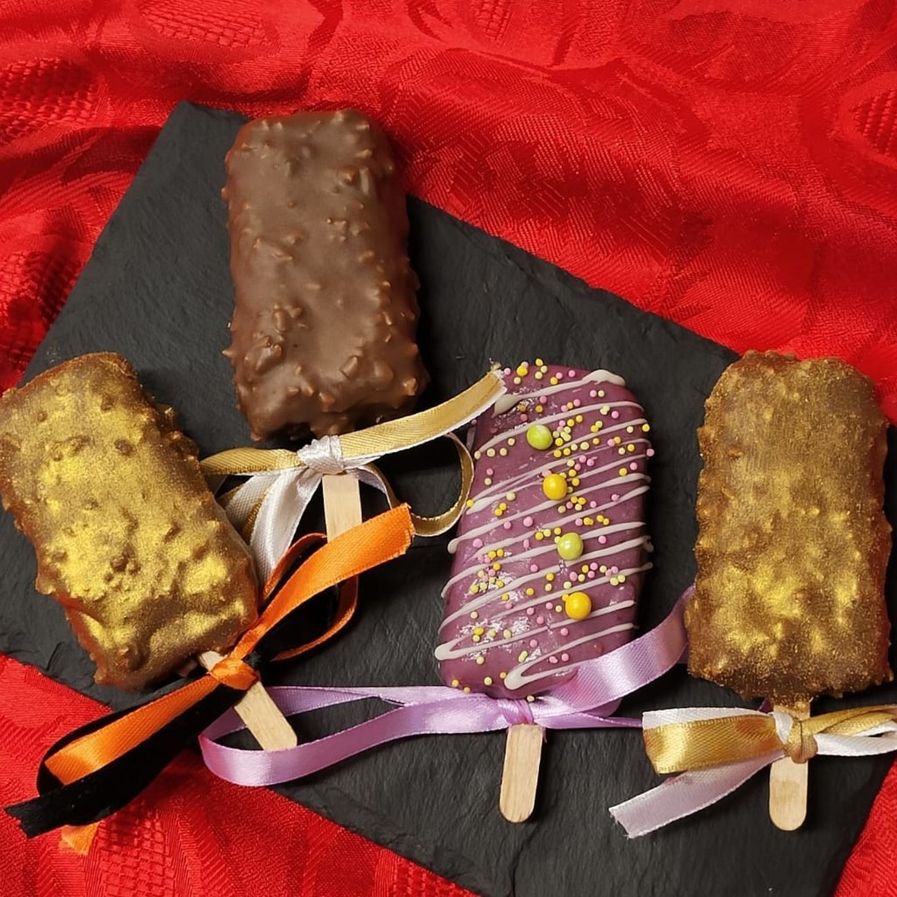 Gelati con mousse alla banana, caramello salato, croccante caramellato