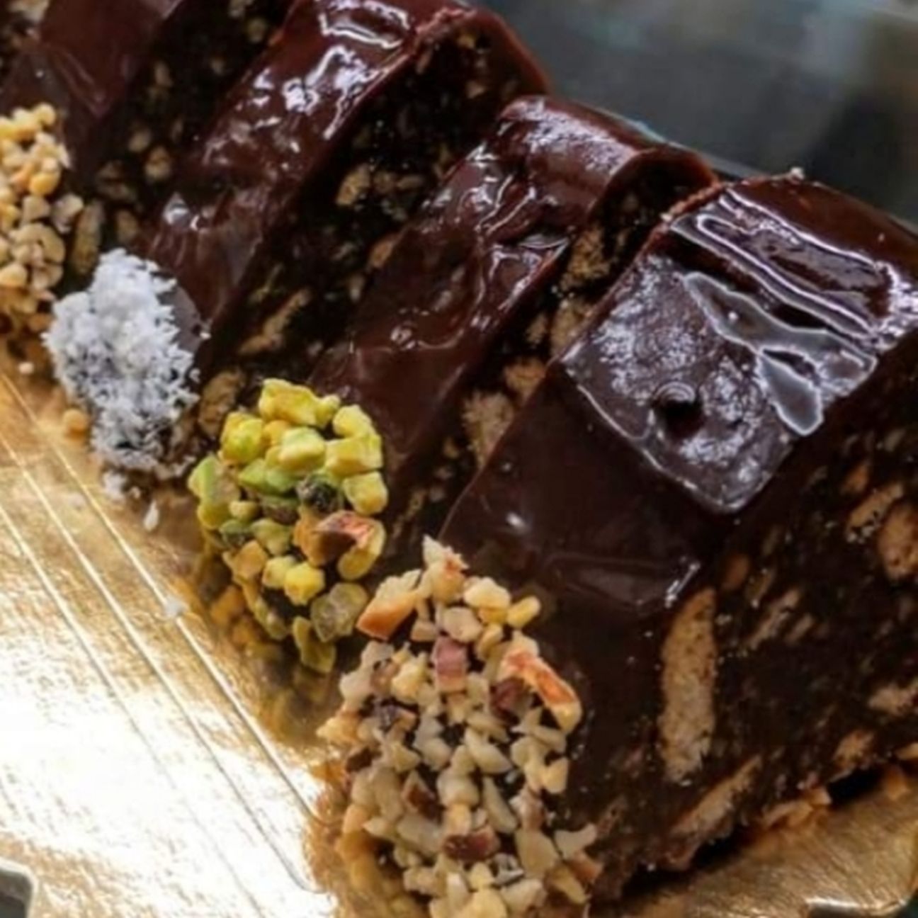 Triangolo e rotolo al cioccolato, biscotti, pistacchio e nocciola