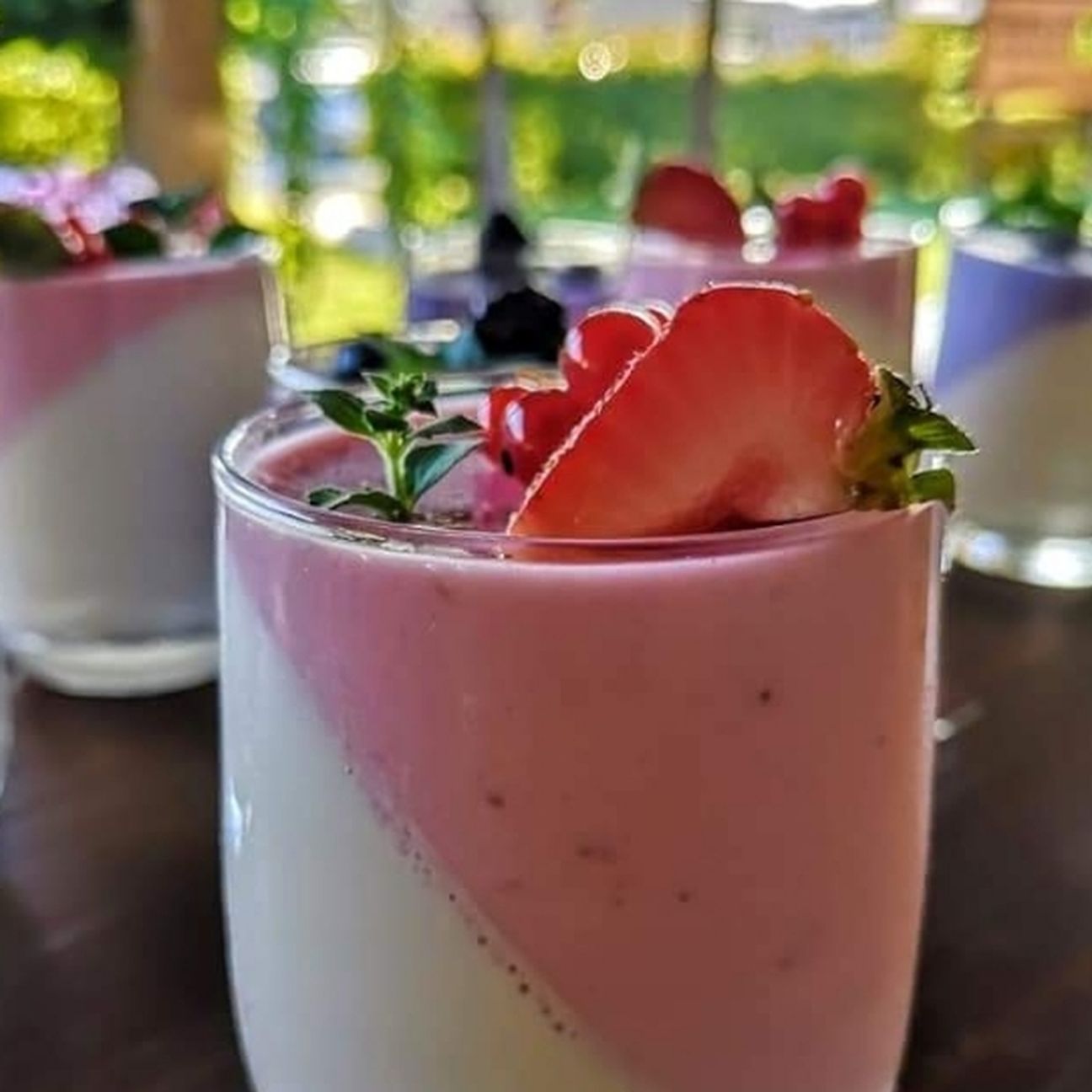 Panna cotta bicolore nel bicchiere