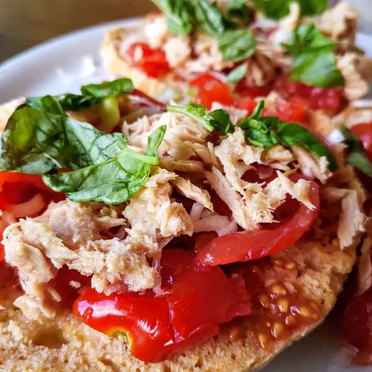 Friselle tonno, pomodorini e cipollina fresca