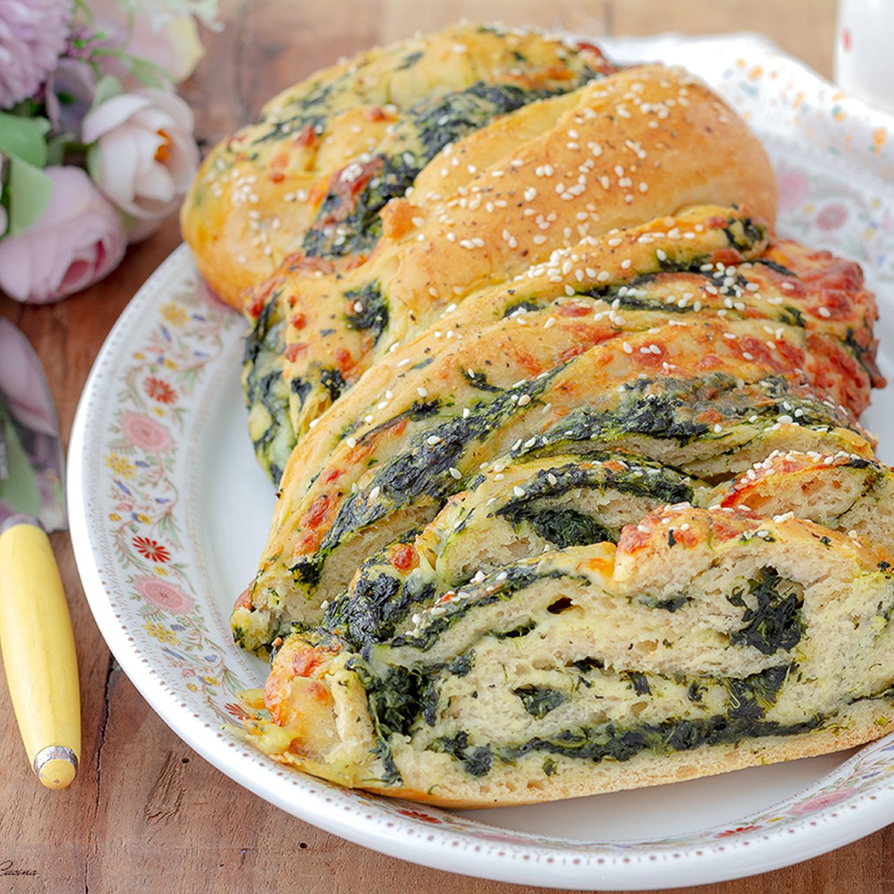 Treccia salata con spinaci e formaggio