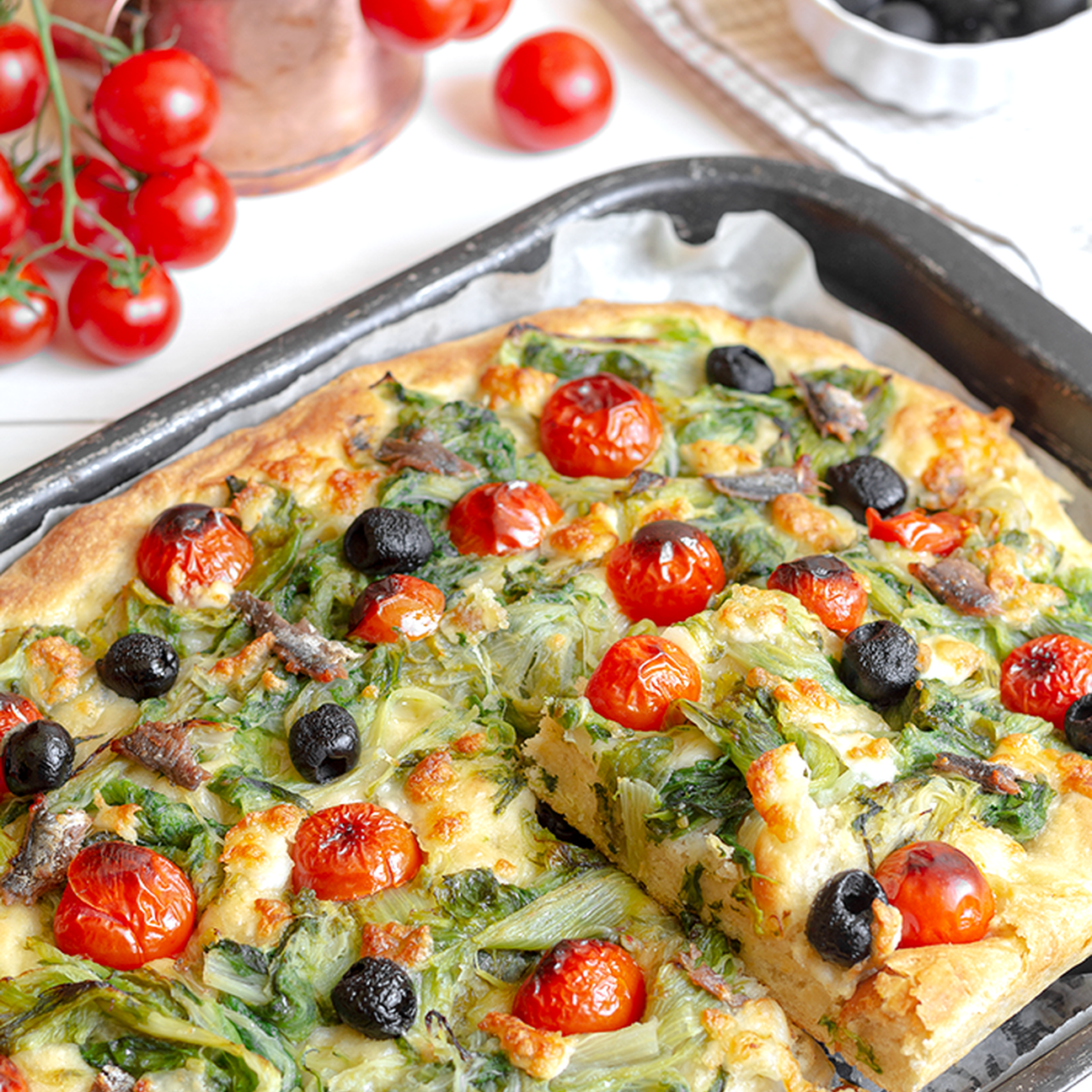 FOCACCIA con SCAROLE POMODORINI e OLIVE