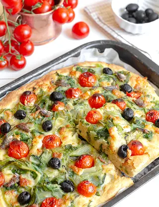 Ricetta FOCACCIA con SCAROLE POMODORINI e OLIVE di GraficareinCucina