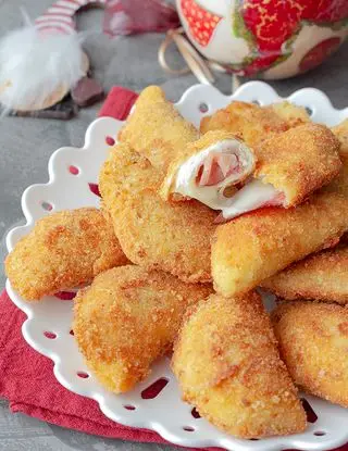 Ricetta Panzerottini fritti da buffet Speck e formaggio di GraficareinCucina