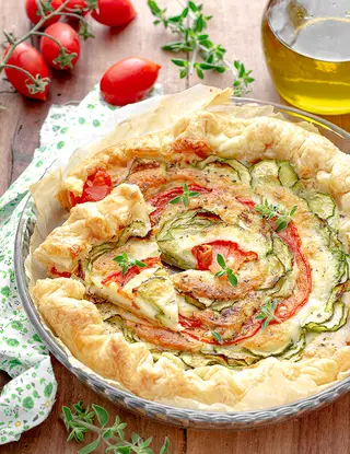 Ricetta TORTA SALATA con POMODORI ZUCCHINE e FORMAGGIO di GraficareinCucina