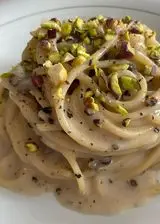 Ricetta Spaghetti cacio e pepe con granella di pistacchi