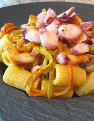 Ricetta Mezze maniche ai fiori di zucca con tentacoli di totano gigante di robertobabbilonia