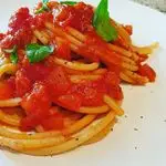 Ricetta Spaghettoni XXL Garofalo al pomodoro con pesche, fragole e basilico