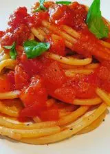Ricetta Spaghettoni XXL Garofalo al pomodoro con pesche, fragole e basilico