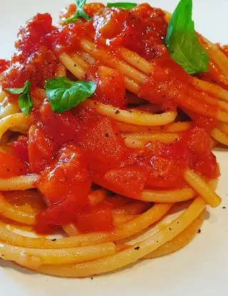 Ricetta Spaghettoni XXL Garofalo al pomodoro con pesche, fragole e basilico di robertobabbilonia