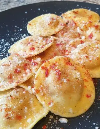 Ricetta Cappellacci di burrata di bufala, pomodori secchi e maggiorana mantecati al burro fuso, parmigiano e polvere di pomodoro di robertobabbilonia