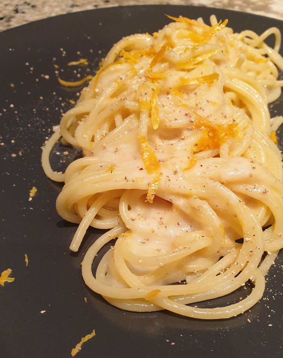 Ricciola marinata a secco con pompelmo rosa e finocchio croccante