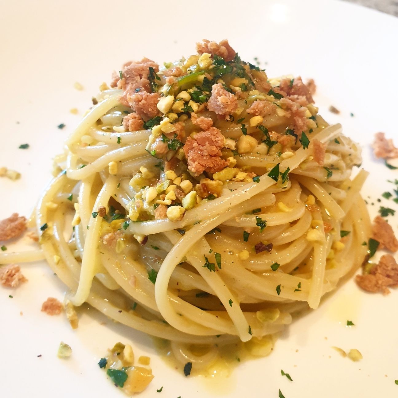 Spaghetti aglio, olio e peperoncino con bottarga di tonno e granella di pistacchio