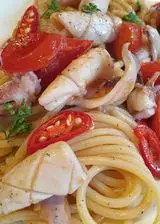 Ricetta Spaghettoni ai calamaretti, pomodorini pachino, mentuccia, scorza di limone e pepe