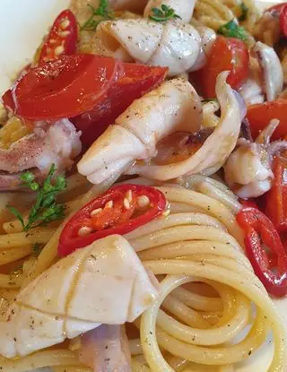 Ricetta Spaghettoni ai calamaretti, pomodorini pachino, mentuccia, scorza di limone e pepe di robertobabbilonia