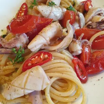 Ricetta Spaghettoni ai calamaretti, pomodorini pachino, mentuccia, scorza di limone e pepe di Robertobabbilonia