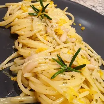 Ricetta Spaghetti gluten free risottati con pinoli, rosmarino e scorzetta di limone di Robertobabbilonia
