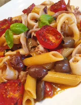 Ricetta Penne gluten free con calamari, olive taggiasche, capperi, pomodorini piastrati e zenzero di robertobabbilonia