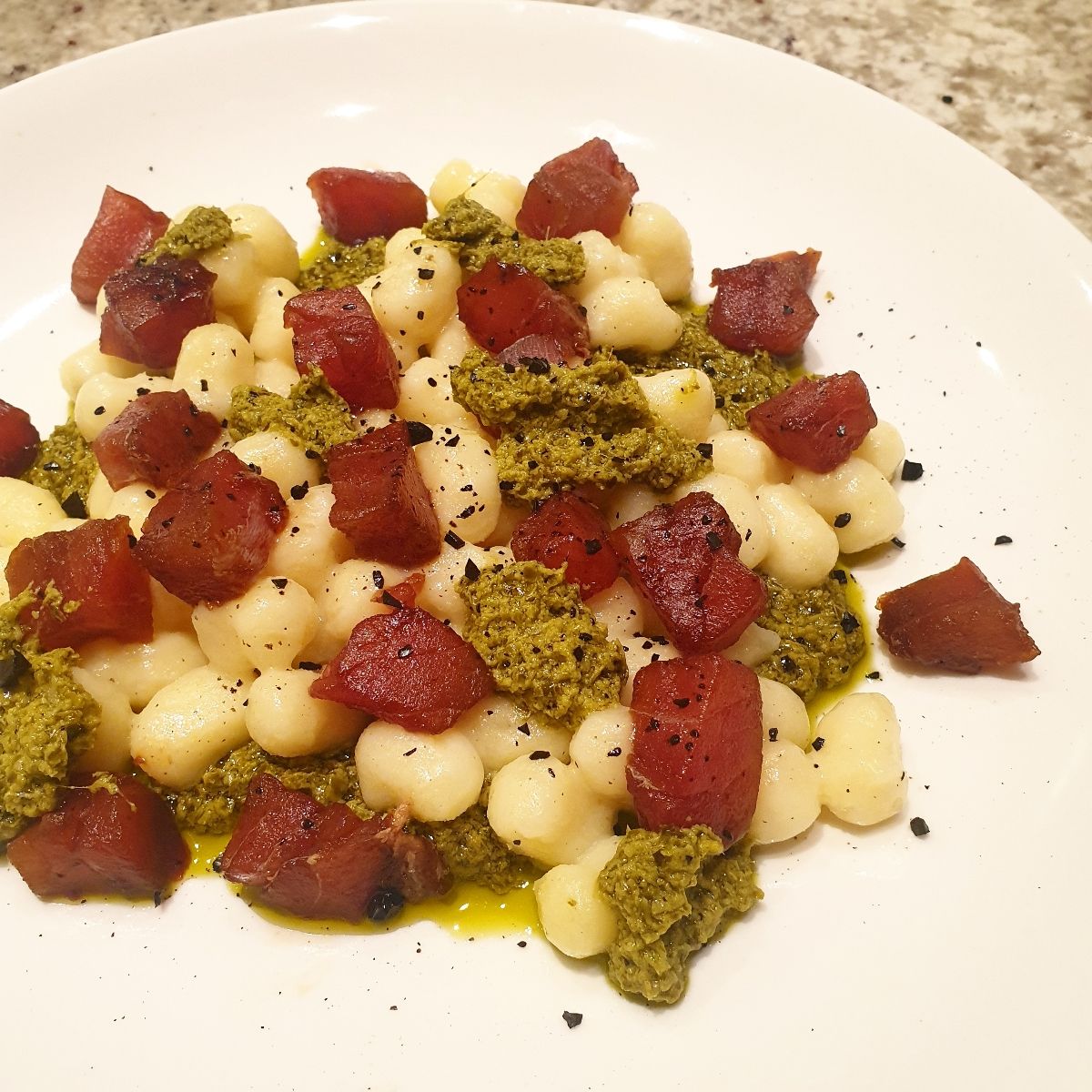 Chicche di patate con tonno rosso in salsa di soia, pesto alla genovese e polvere di liquirizia