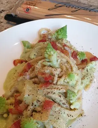 Ricetta Spaghettoni XXL in crema di broccolo e pecorino con guanciale croccante e pepe tostato di robertobabbilonia