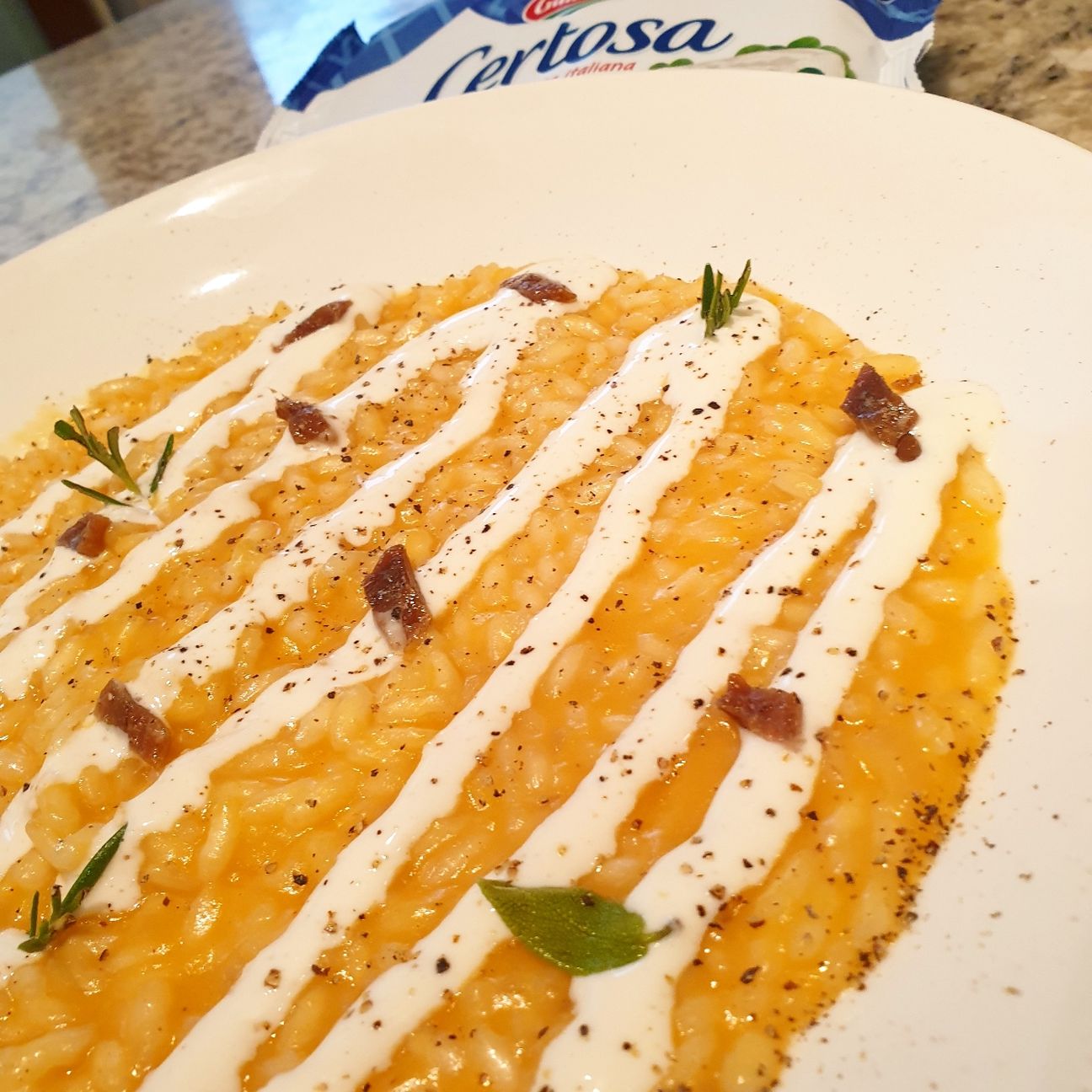 Risotto alla zucca con crema di certosa, acciughe dissalate, salvia e rosmarino