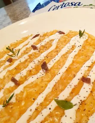 Ricetta Risotto alla zucca con crema di certosa, acciughe dissalate, salvia e rosmarino di robertobabbilonia