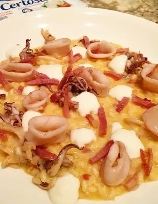 Ricetta Risotto alla carbonara di calamari e speck con crema di Certosa al pepe bianco di robertobabbilonia