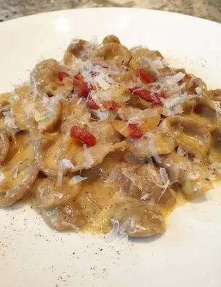 Ricetta Orecchiette di grano arso con crema di tuorlo e grana, guanciale di maialino nero, pepi tostati e fiocchi di pecorino toscano di robertobabbilonia