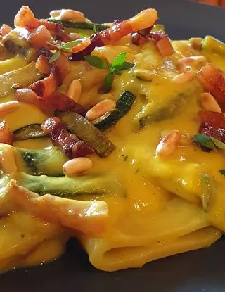 Ricetta Paccheri in crema di zucchine con curcuma e zenzero, zucchine trifolate, guanciale e pinoli tostati di robertobabbilonia