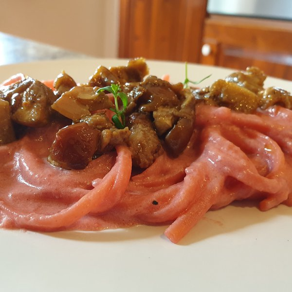 Linguine aglio, olio, peperoncino e barbabietola con robiola, porcini trifolati e timo