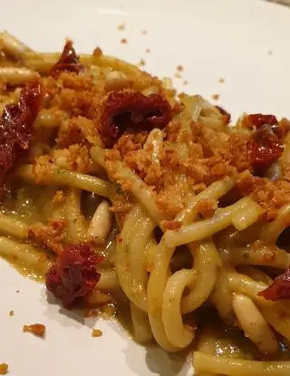 Ricetta Spaghettoni al pesto di avocado e pomodori secchi con taralli e pinoli tostati di robertobabbilonia