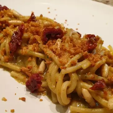Ricetta Spaghettoni al pesto di avocado e pomodori secchi con taralli e pinoli tostati di Robertobabbilonia